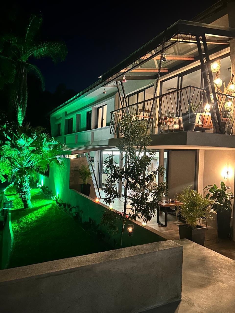 Casa vista à noite com iluminação