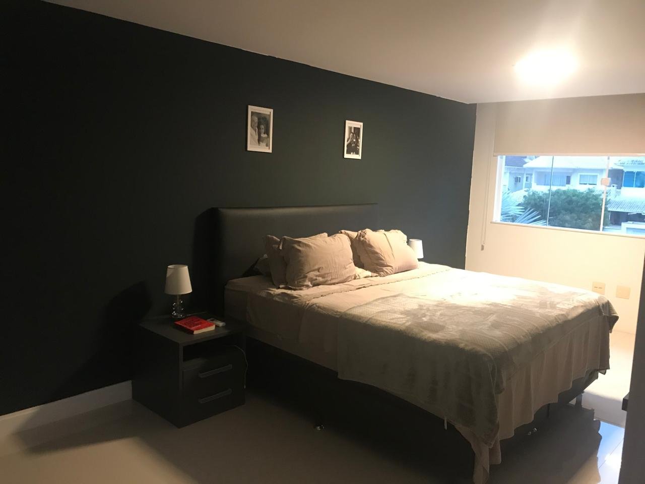 Quarto com parede escura de destaque