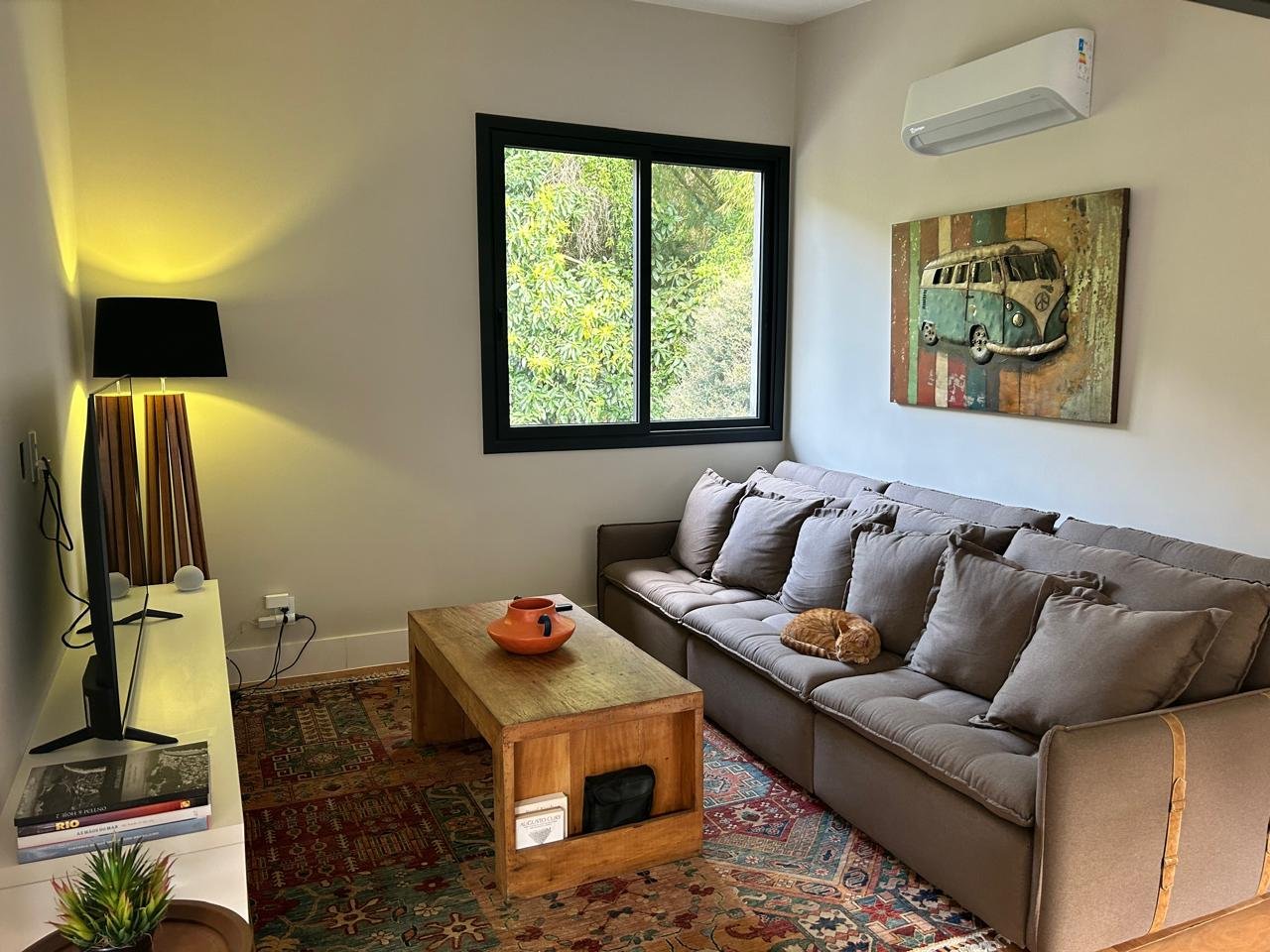 Sala com paredes em tom claro